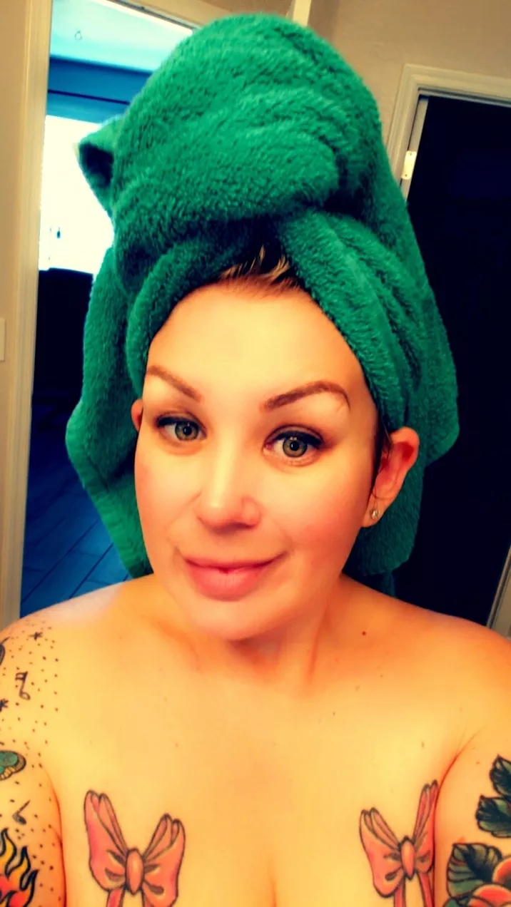 Green towel to match my green eyes 💚