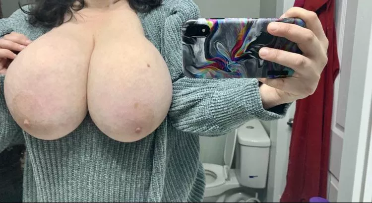 Happy Friday! Let’s celebrate with some titties 🎉