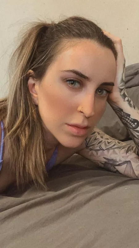 Happy Saturday would you lay in bed all day with me😁😊