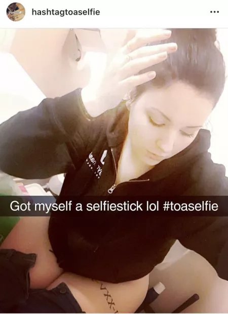 Hashtagtoaselfie does toilet selfies on Instagram