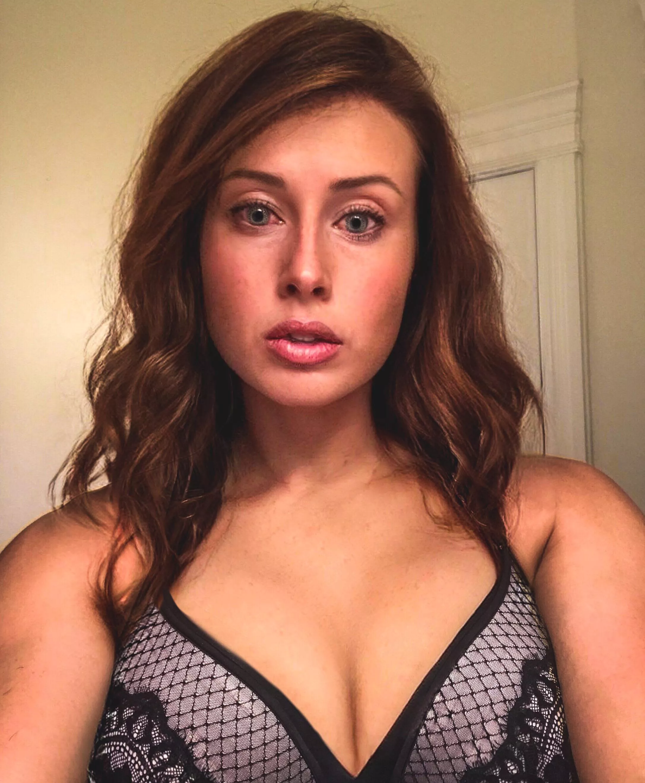 Hello 😘new here