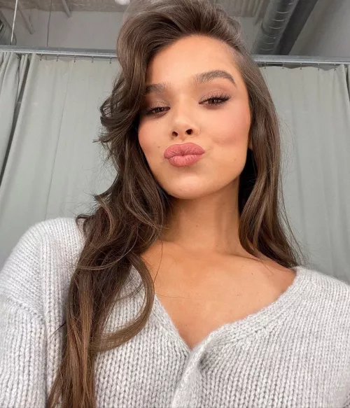 Help me cum for Hailee Steinfeld?