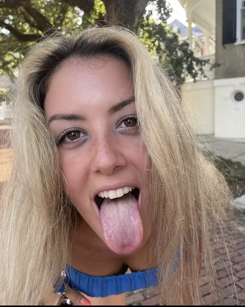 Her tongues out 👀