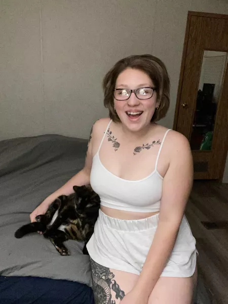 Here’s a pic of me and my cat who is also thick like mama bc she never stops eating 😉💋