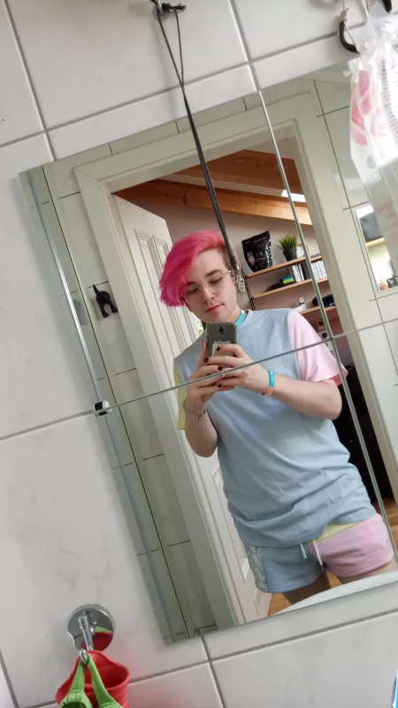 Hewoo! UwU i love pastel colors sooo much c: what is ur Favorite color?? :3