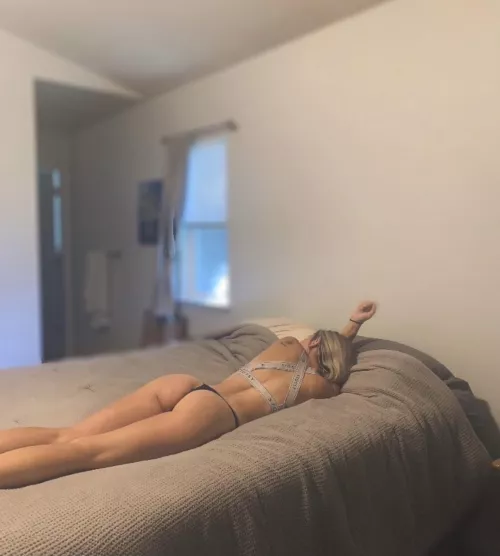 Hey Come check out my page for some fun 🤤 I take customs and requests 🤗❤️