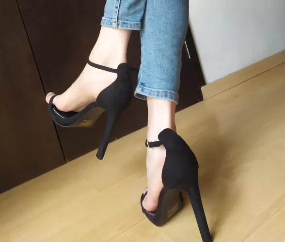 Hey guys I'm curious if you soles guys enjoy catching a peek of soles of us wearing heels ?? (Oc) (f) Solda 26 💕 Hey guys I'm curious if you soles guys enjoy catching a peek of soles of us wearing heels ?? (Oc) (f) Solda 26 💕