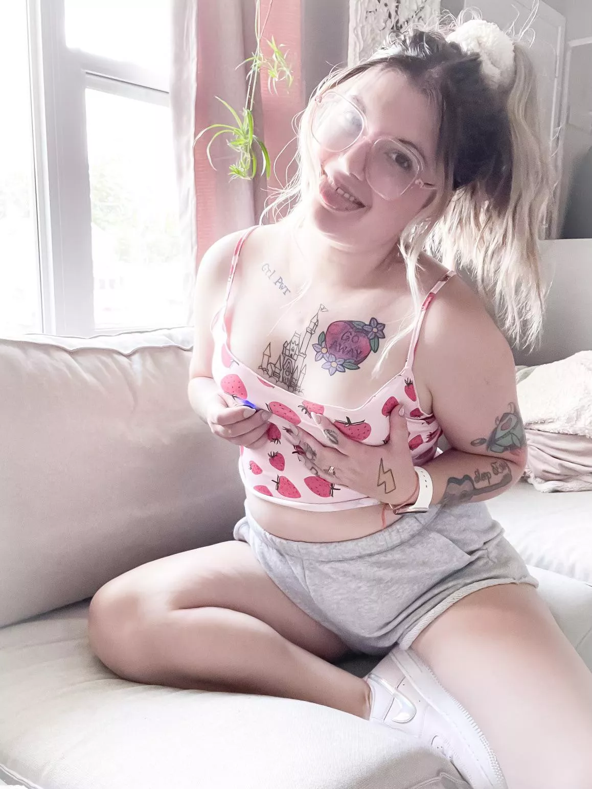 Hey I’m Cassie😍 I’m available for sexting customs all evening 😘 Cum play with me ❤️ link in the comments 😜