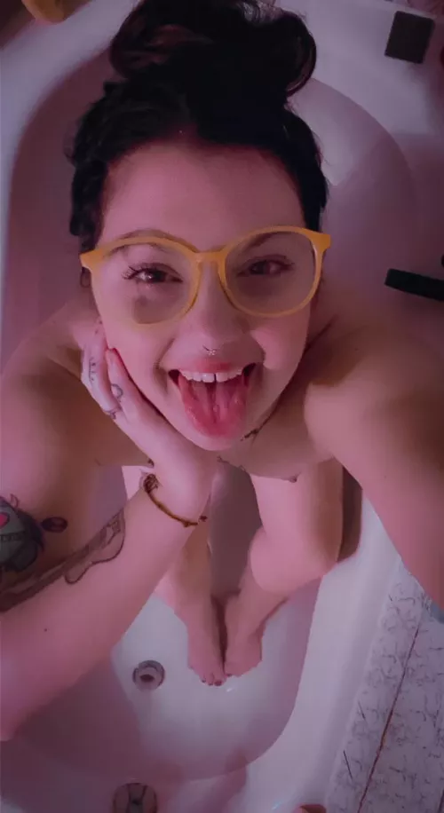 Hey I’m Cassie😍 I’m available for sexting customs all evening 😘 Cum play with me ❤️ link in the comments 😜