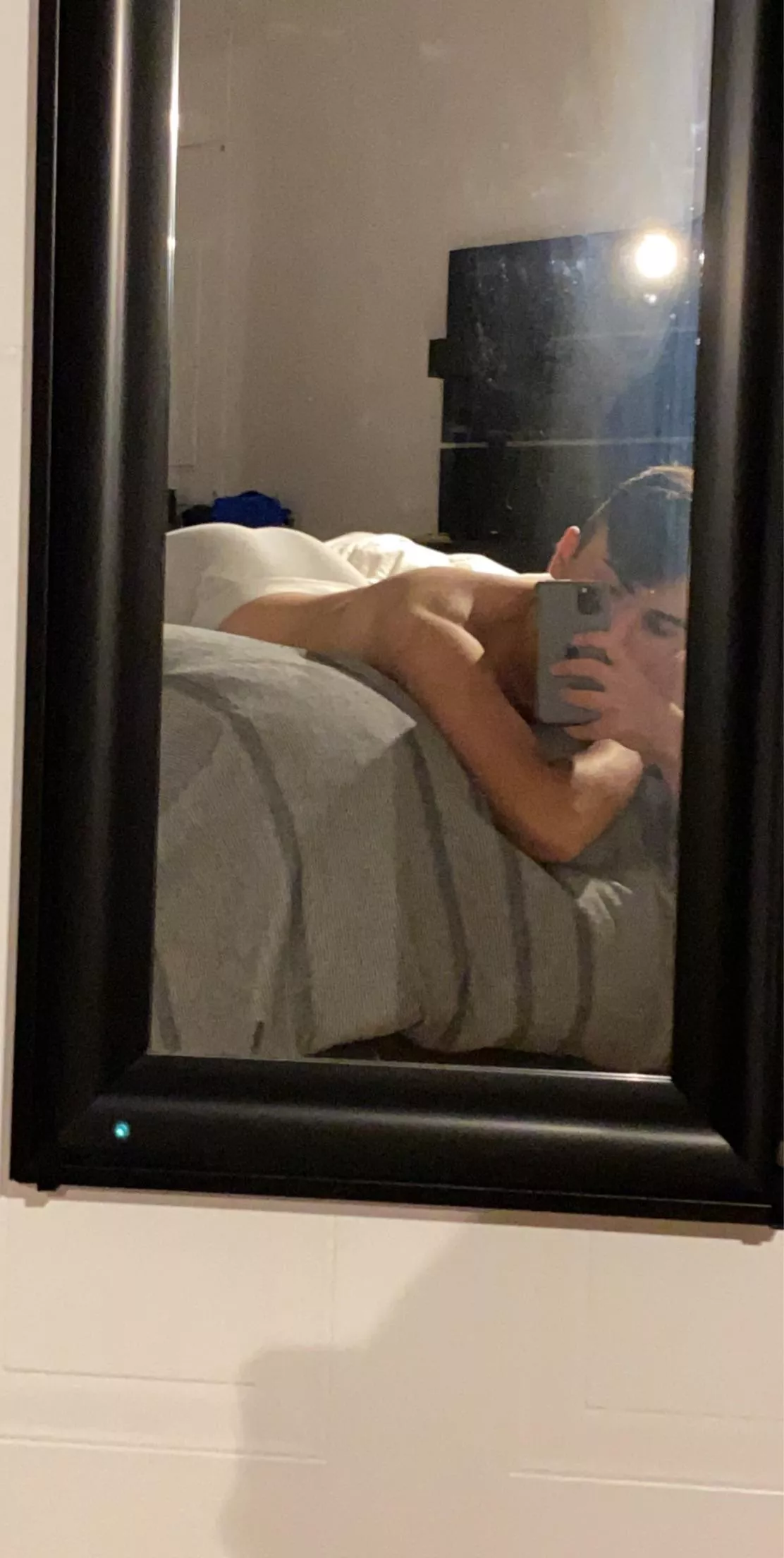 Heyy ! 18m canada ! Sc : tggt82 … im hairy & average body