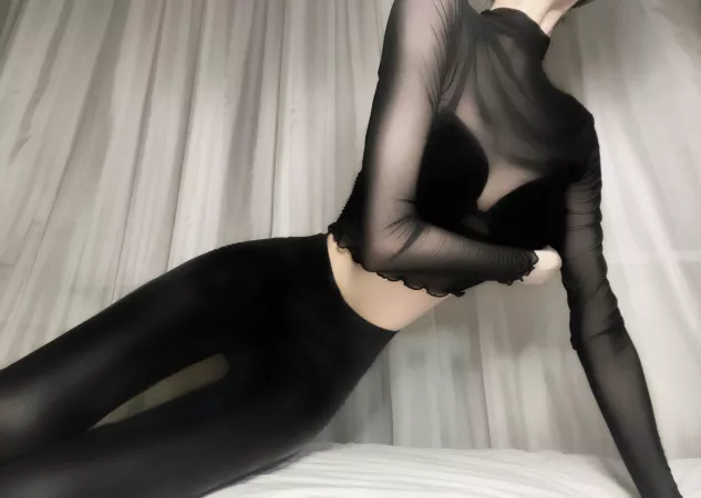 hi bb! do you like these shiny leggings? hi bb! do you like these shiny leggings?