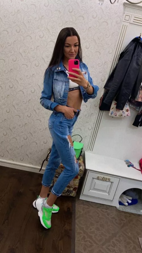 Hi! How do you like the color of sneakers with jeans?⭐️