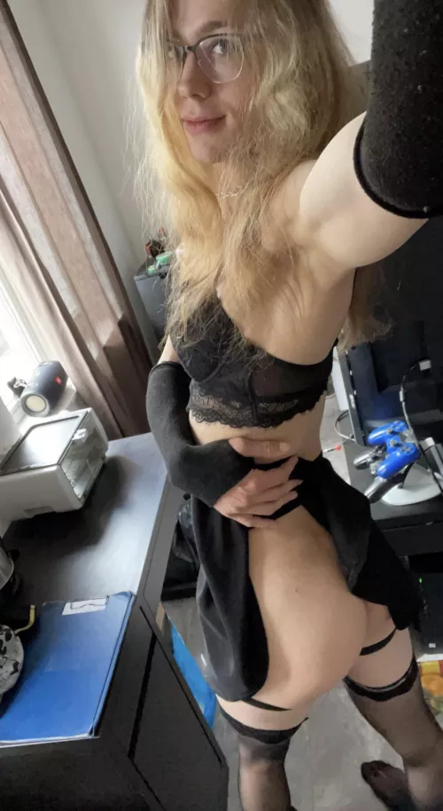 Hi I am new to reddit🥰 And i call myself the BJ queen👸But i never had a sissy name🙈So would any handsome guys help me? Or some cute sissies?😍🥰