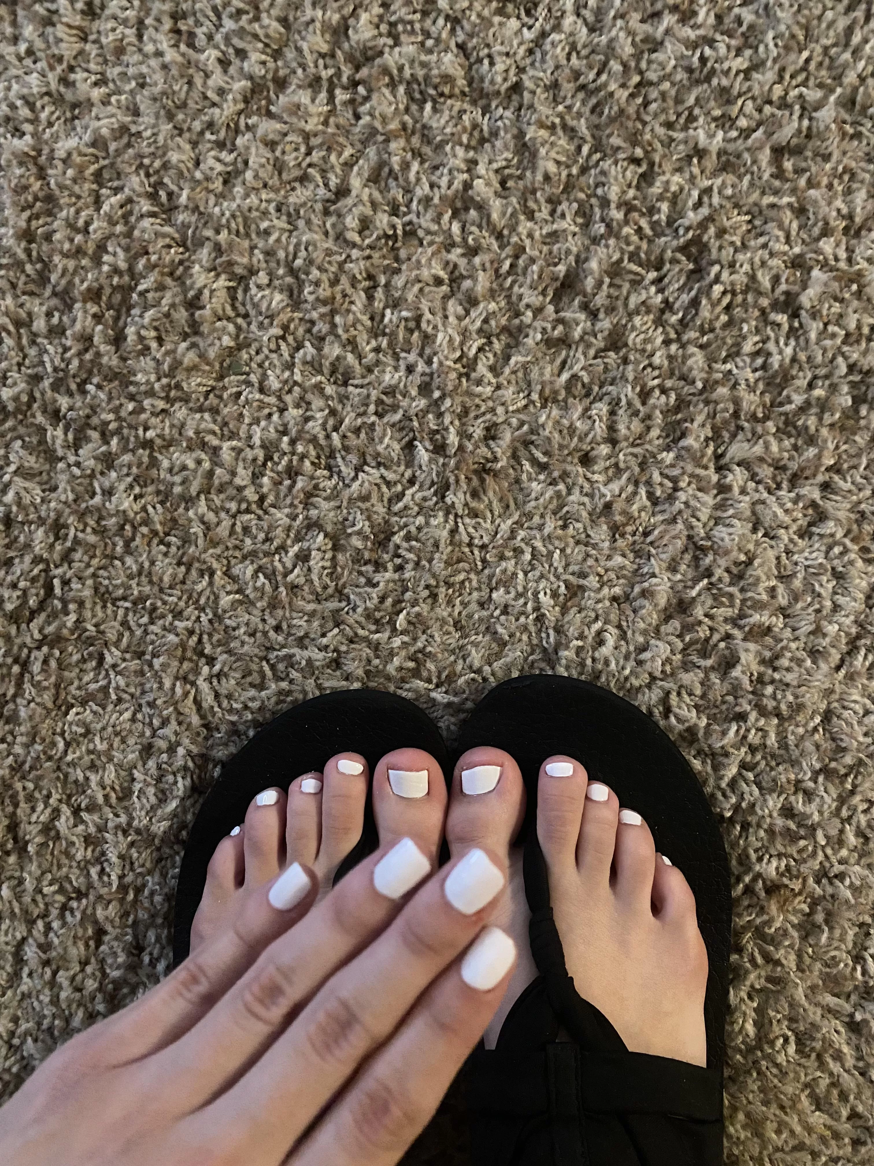Hi, I’m Blaire! I offer custom solo content, premade b/g, and set requests! Fetish friendly 19 yr old ready to please you 😈💕 FREE video when you sub