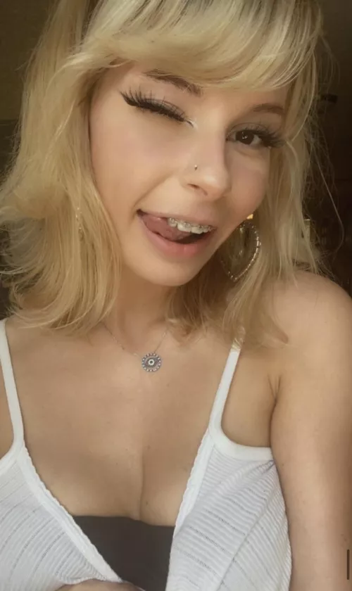 hi i’m winnie : ) tiny little thing who likes to get dirty. 50% off down below !! <3