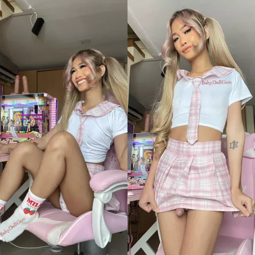 Hope the teacher won't notice my little surprise ☺️