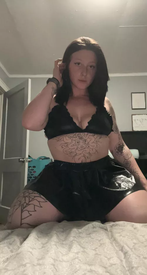 hot, thick and tattooed. link below 😏