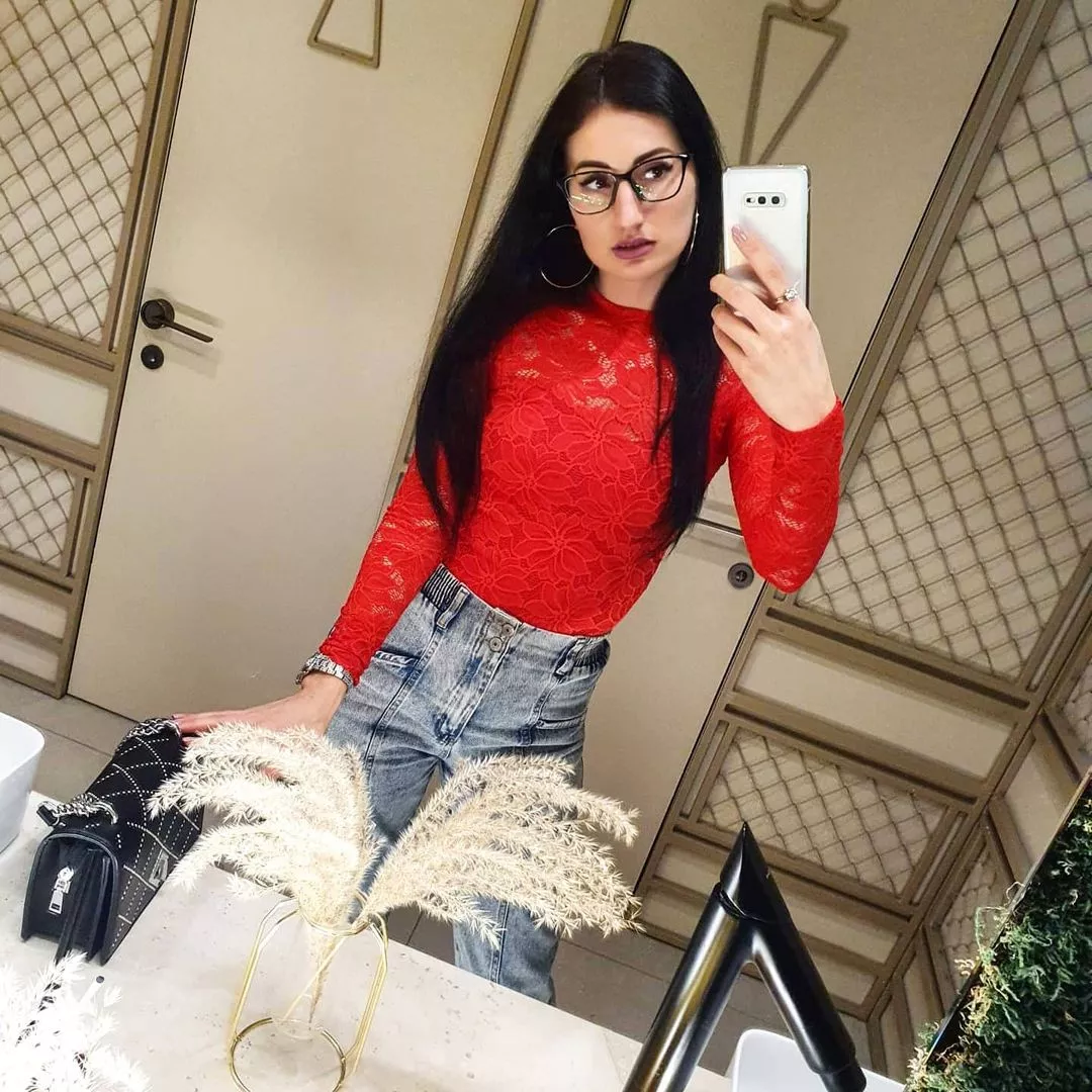 How do date a man without chatting: Wear glasses 👓