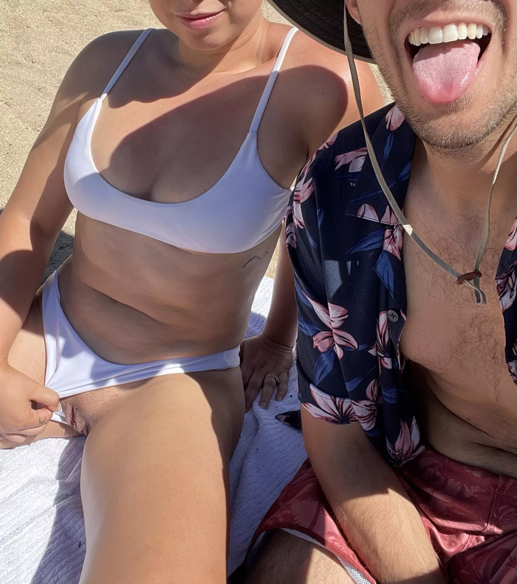 Hubby likes when I show off to the other guys at the beach 😇