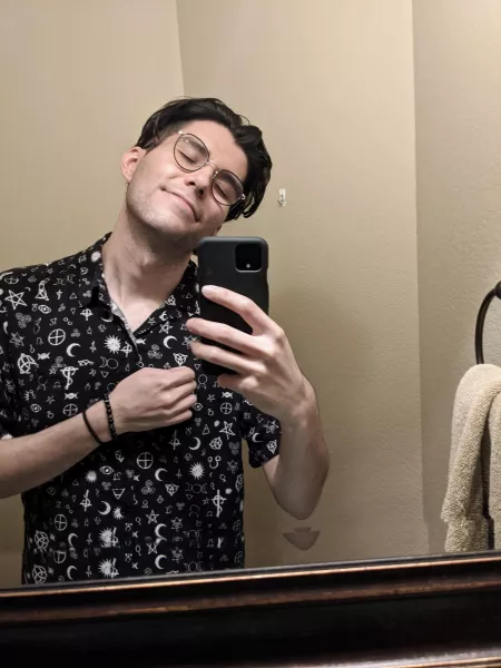 I ain’t muscular like the other boys on here, but I hope y’all like my shirt and gothic vibes 🖤💀