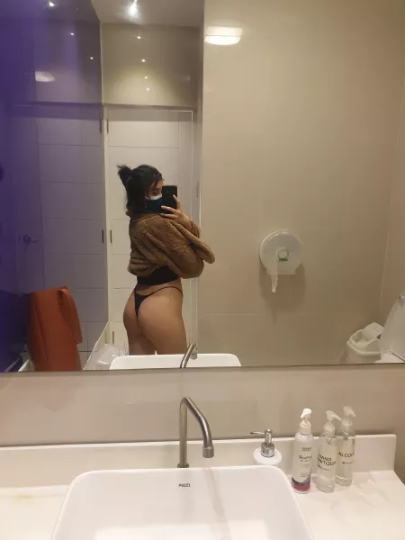 I can't not take a pic when the mirror is this nice.