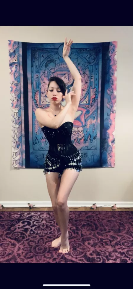 I danced today in my corset. Love how this looks with a hip scarf! 😻