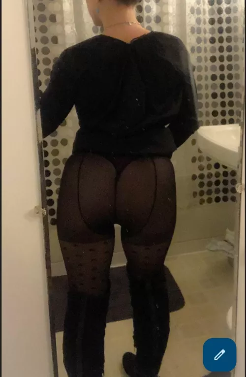 I decidided to stick with the color. Who wants to put a cock in me lol