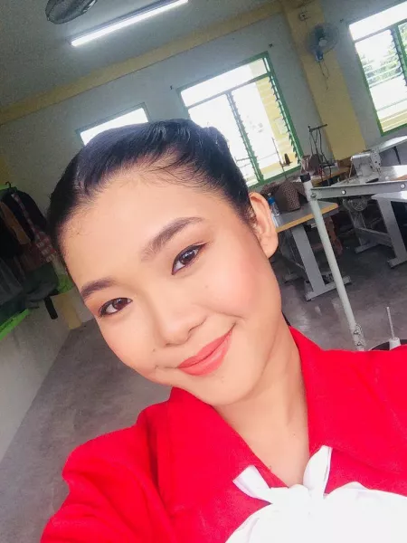 I don't wear my hair up often, but I tried it out this once :) What do you guys think?