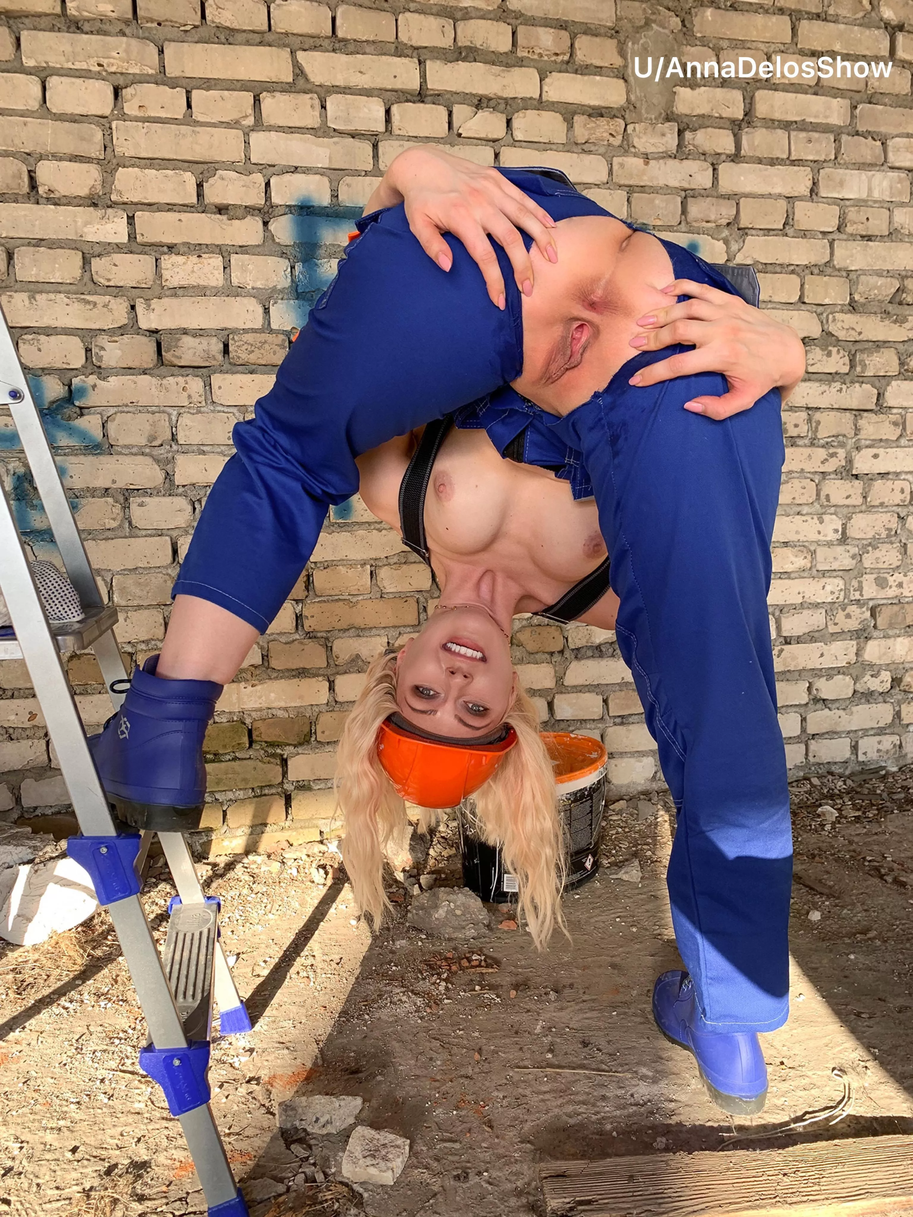 I feel incredibly sexy in a builder suit and want to be fucked in both holes😋