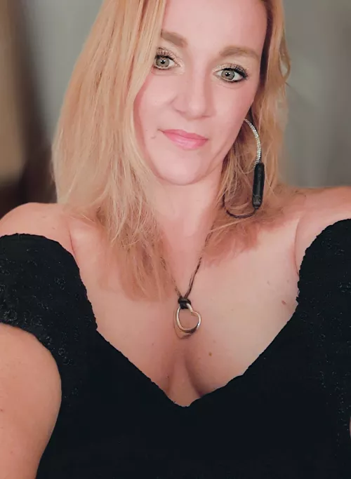 I hope you don't mind I kept my clothes on for this post. I feel like I look more 'mom like' than I do sexy in any way. . I hope you don't mind I kept my clothes on for this post. I feel like I look more 'mom like' than I do sexy in any way. .