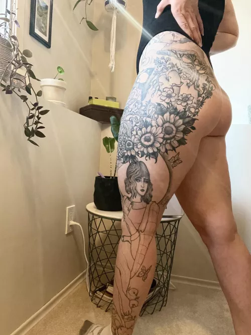 I hope you like thick thighs with tattoos ☺️