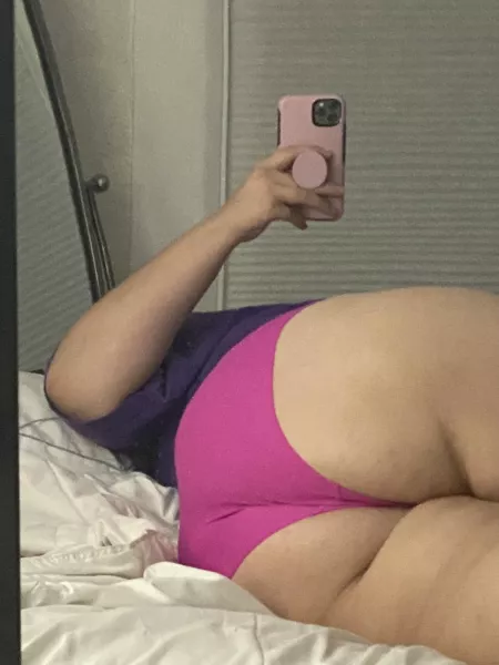 i hurt my back :( does anyone want to rub it 🥺