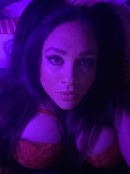 I just got stood up by my date. Now I’m lying here bored and wishing someone was here 💜