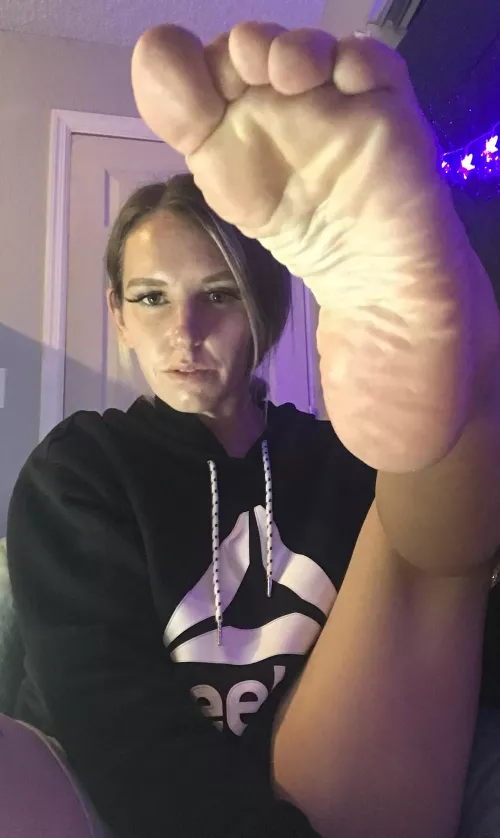 I know you want your face all up in my gym rat soles 💦🥵