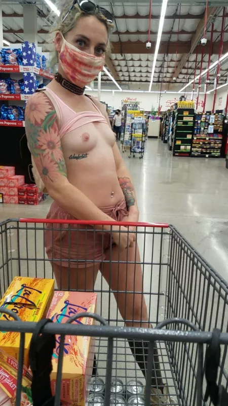 ♡ I love bubbles and flashing my boobs. They go great together.