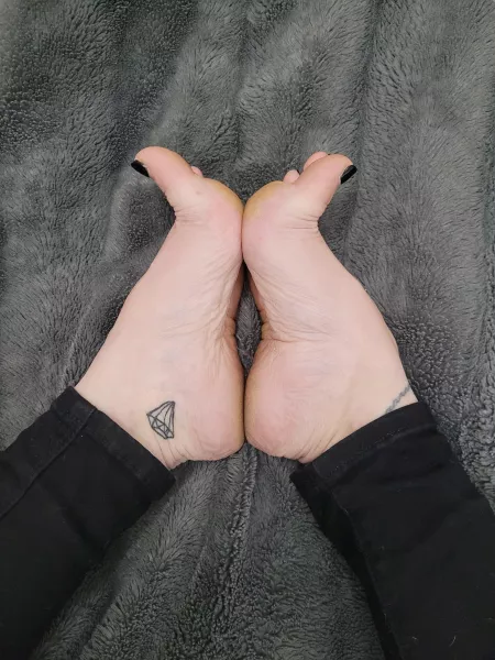 I love how flexible my feet are. 💋🖤🔪