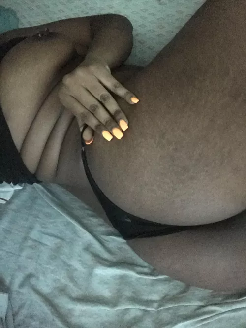 I love my ass in thongs 😍 do you?