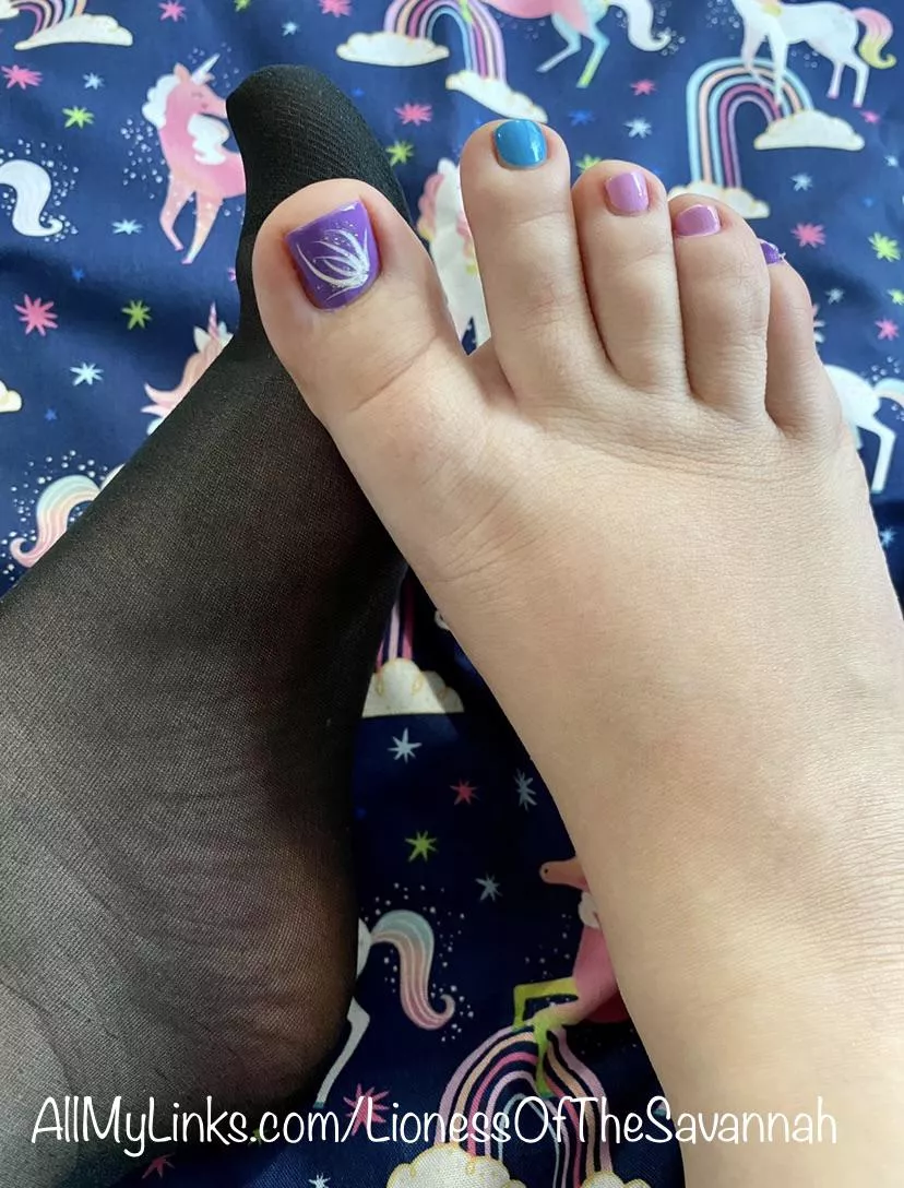 I love wearing nylons, but I also love my cute multicolored toes… Which do you prefer?!