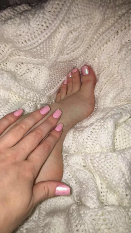 I need a foot rub, dms are welcome 💕