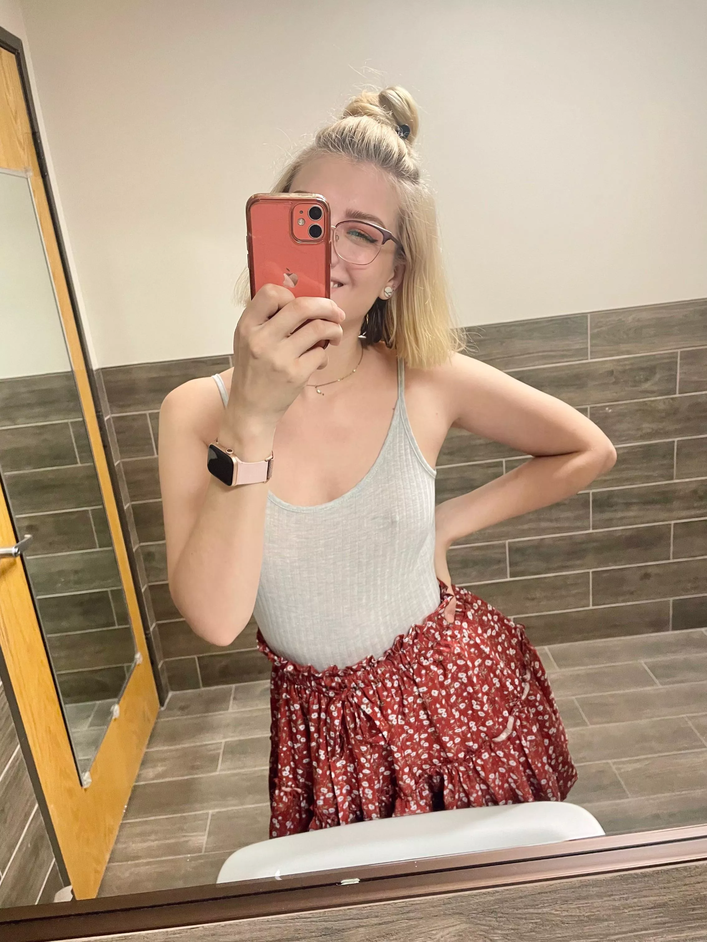 I need to wear skirts more often 🥰 (f)