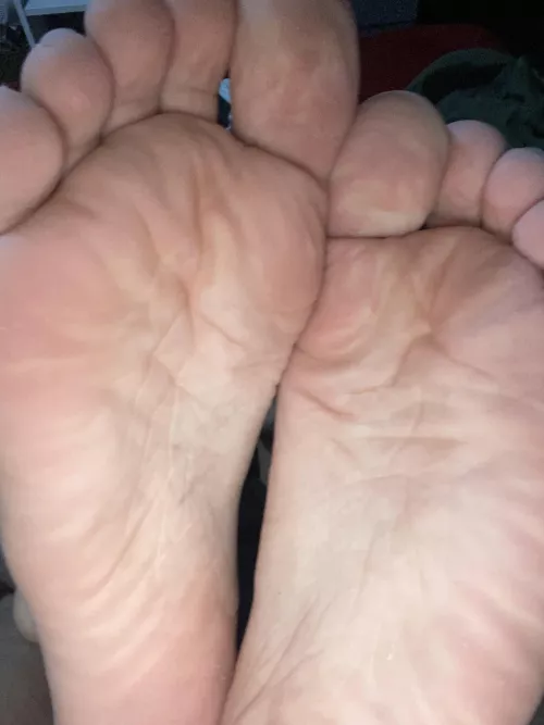 i put my wrinkled soles on ur face, what would u do? 😏 come taste it 😈 dms/pms r welcome