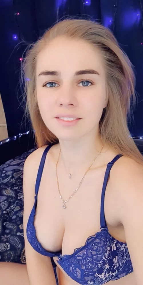 I spread my legs and sat down on the table.😉I start to run my finger over my pussy, from my clitoris to my anal hole🍑🍓💥Do you like it? Link below