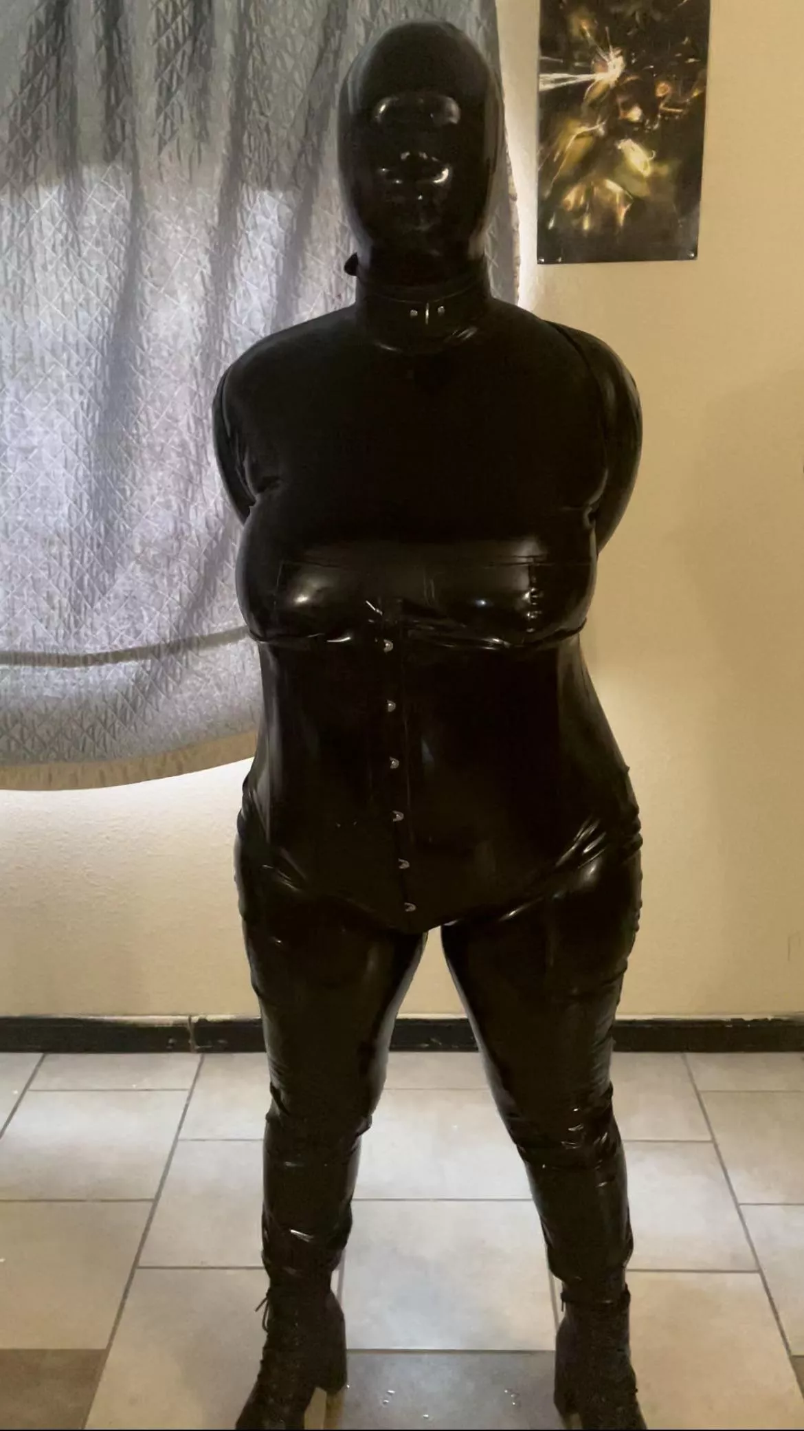 I think i need a stricter corset 😍