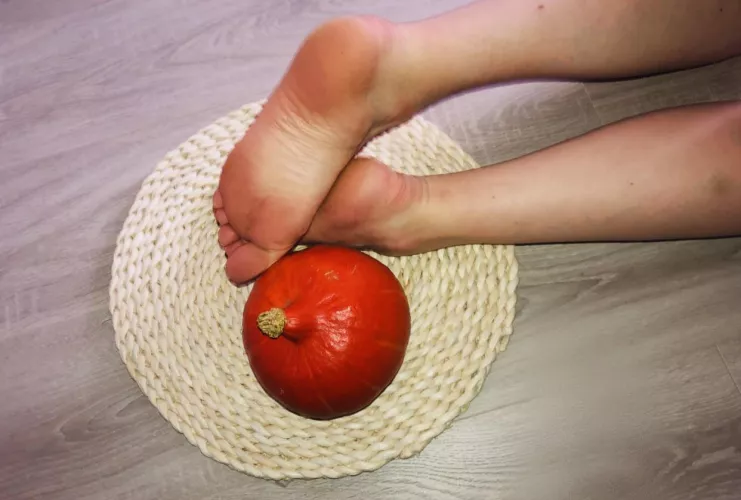 I think this orange color suits my feet! what do you think fits my feet - maybe you? 😏🤤