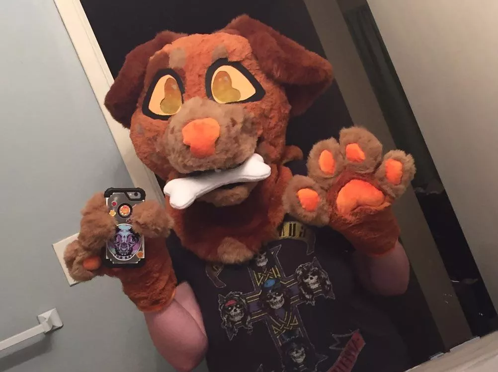 I took my fursuit to school for a costume contest and people are saying shit and looking at me 😭 help meeee