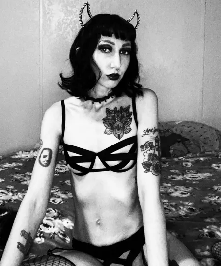 I tried to do a very “Bettie” style photo shoot this time, and I LOVE the way it turned out! 💚🖤 What do you guys think?