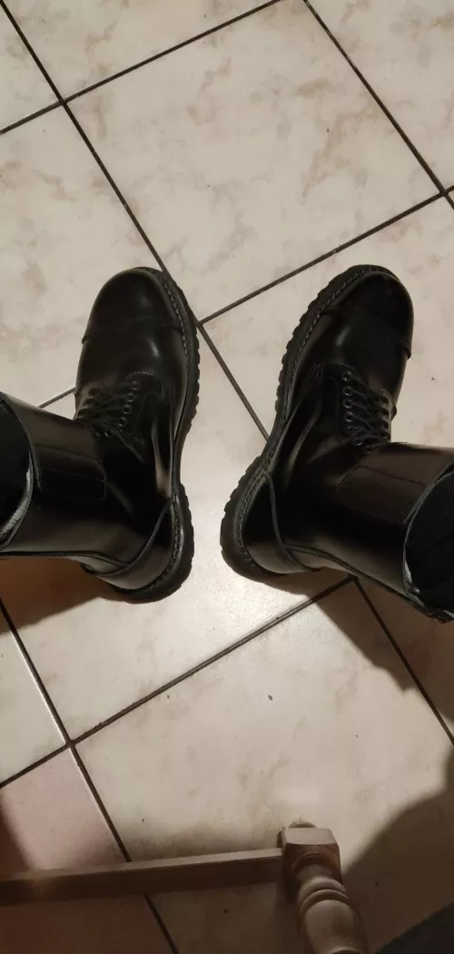 I wanted to see how my pants look like boots and though why should I post it