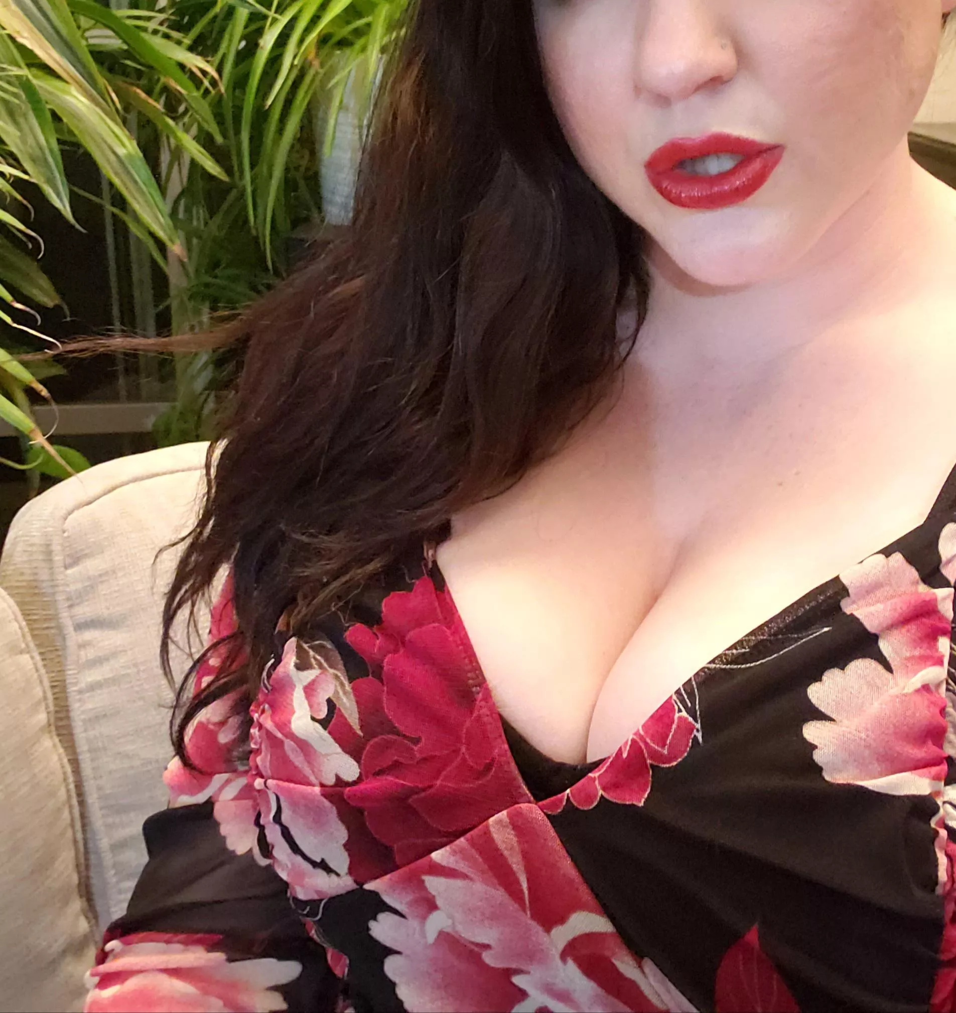 I was feeling myself in this cute cleavage top 😍💋