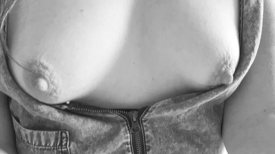 I wish someone was here sucking on my tits right now 🤤