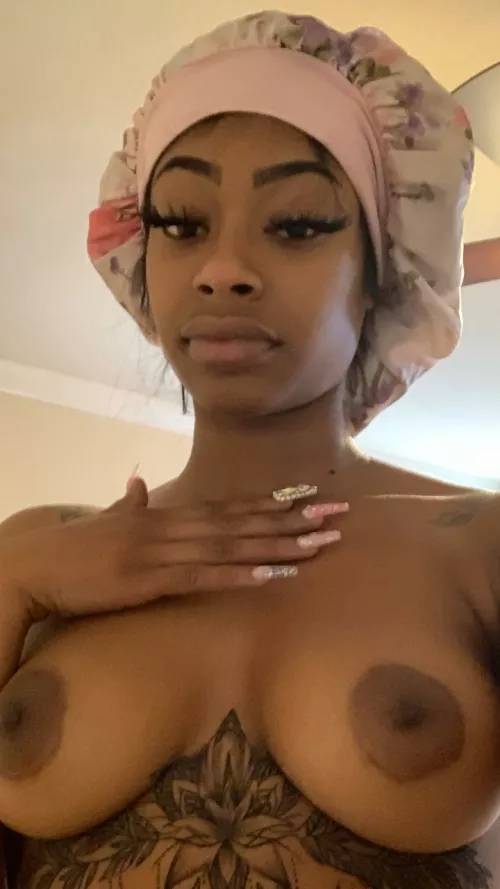 I woudln't midn at all if she came to bed with her bonnet on....